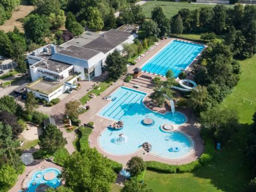 Luftbild von einem Freibad
