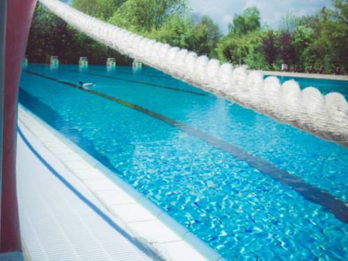 Blick durch einen Rettungsring ins Schwimmbecken