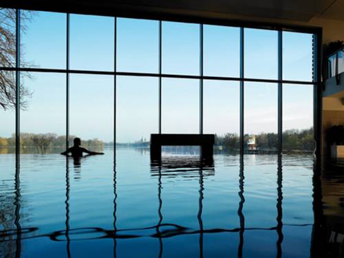 Blick aus dem Spa & Pool-Bereich auf den Maschsee