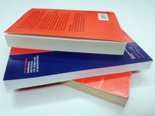 Drei Bücher liegen versetzt aufeinander