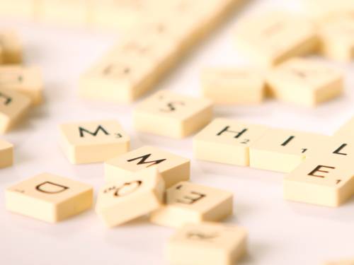 Spielsteine tragen einzelne Buchstaben und liegen durcheinander.