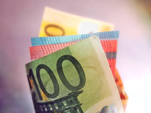 Einzelne Eurobanknoten sind gefächert gerollt.