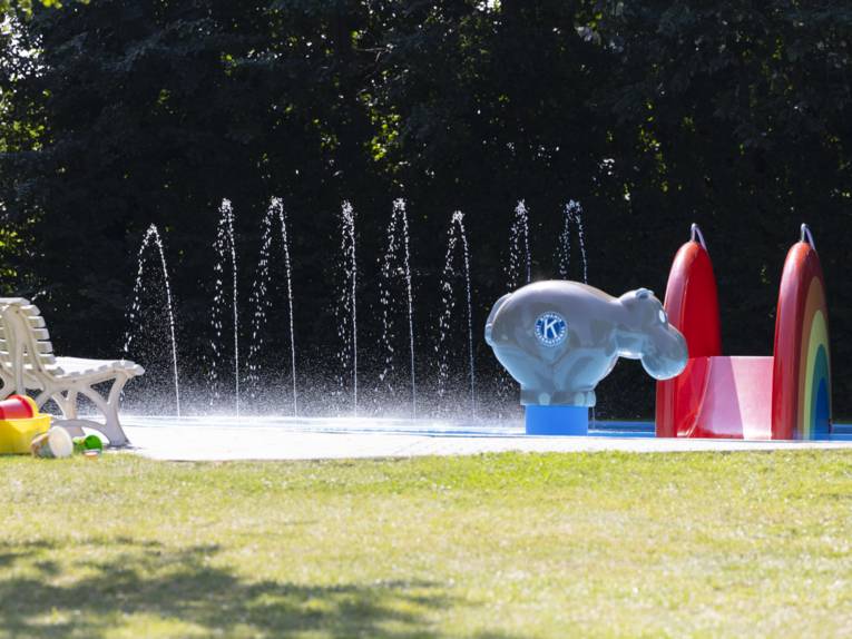Kinderbecken mit Wasserspiel und Rutsche und großem Spiel-Flusspferd