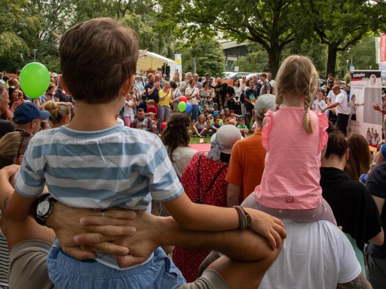 Menschen bei einem Fest. 