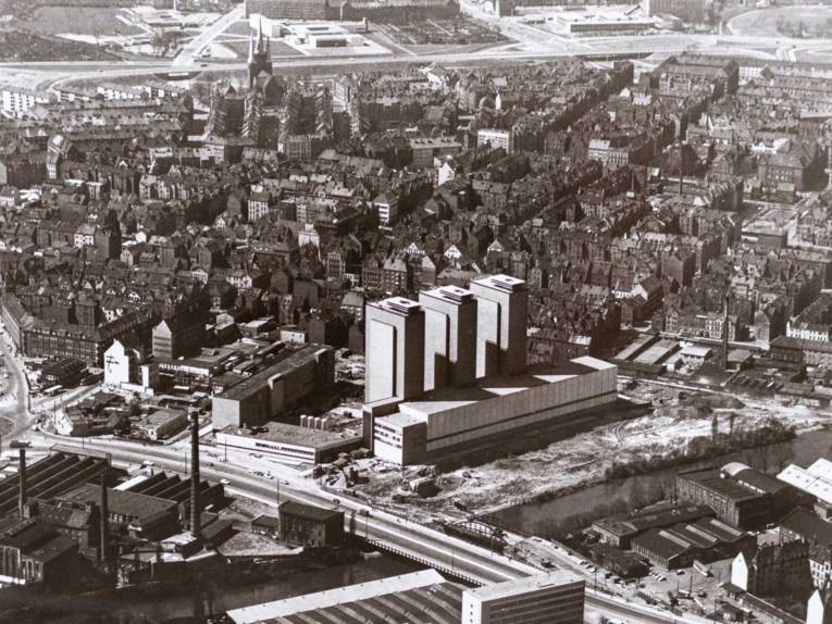 Luftaufnahme einer Stadtlandschaft. Historische Schwarz-Weiß-Aufnahme