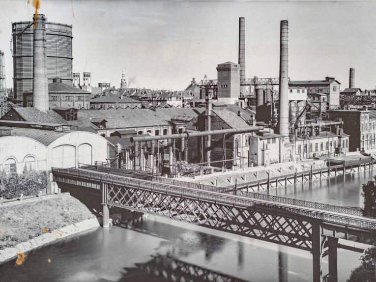 Industrieanlagen an einem Fluss gelegen. Historische Schwarz-Weiß-Aufnahme