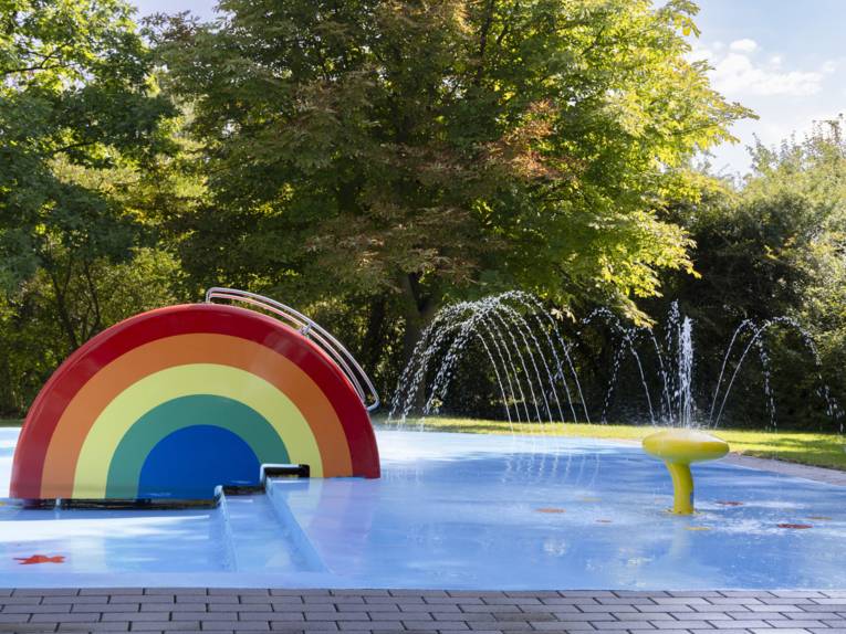 Kinderbecken mit Wasserspiel und Rutsche