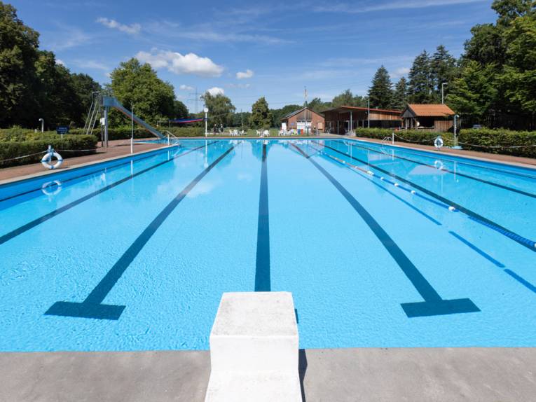 Blick vom Startblock über das Schwimmbecken
