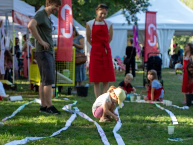 Menschen bei einem Fest. 