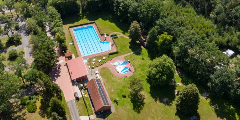 Luftbild von einem Freibad