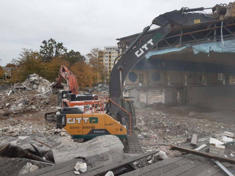 Bagger, der ein Gebäude einreißt.
