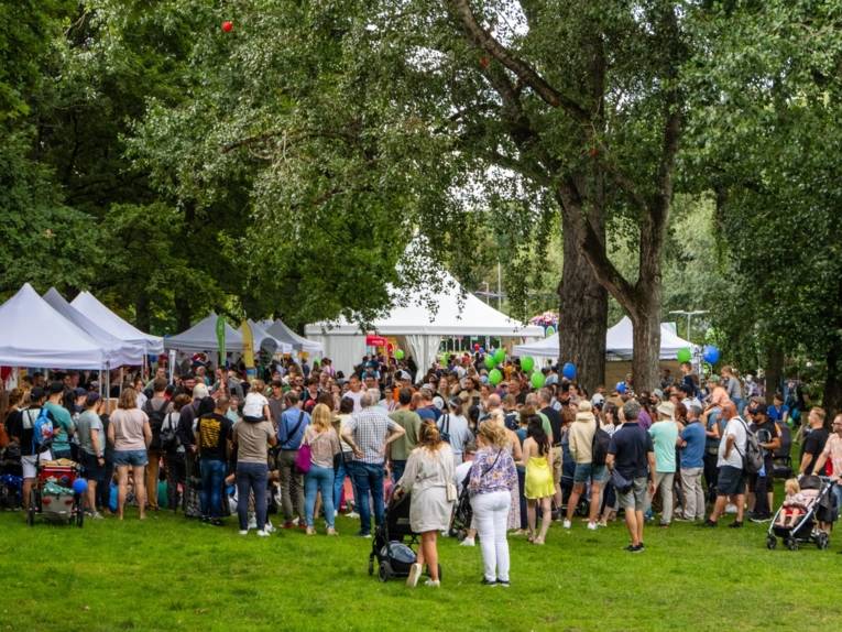 Menschen bei einem Fest.