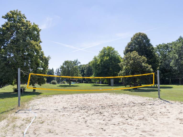 Sandfläche mit Beachvolleyballnetz