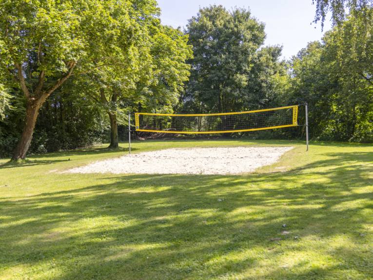Freibad Goltern - Sandfläche und ein Volleyballnetz
