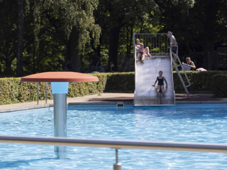 Freibad Goltern - Breite Wasserrutsche auf der Kinder rutschen