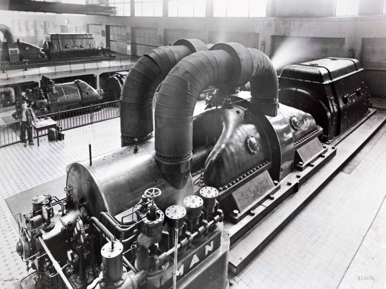 Maschinen. Historische Schwarz-Weiß-Aufnahme