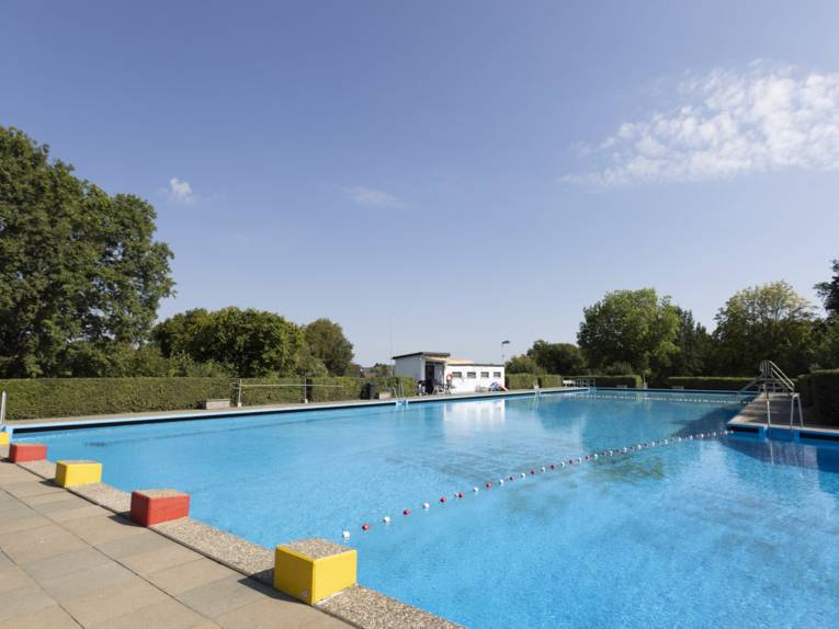 Blick über das Schwimmbecken