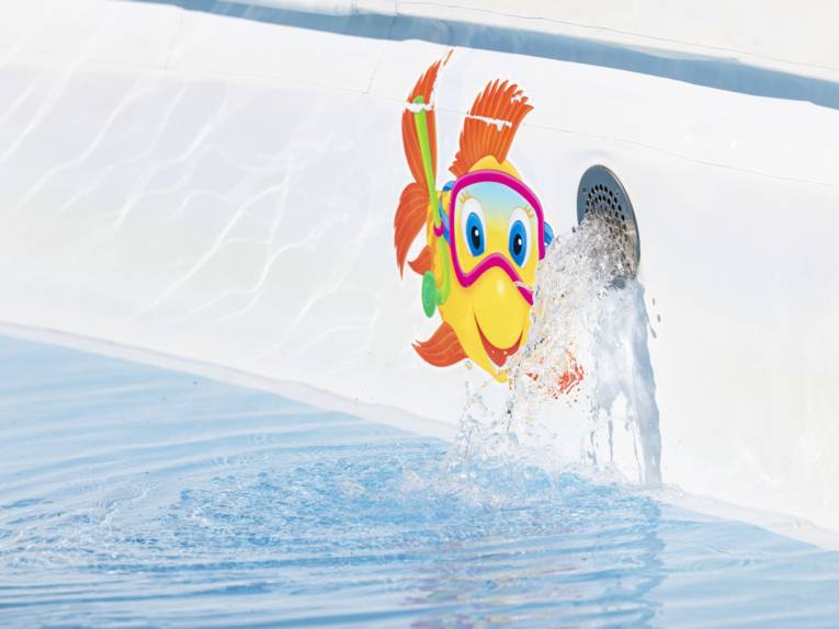 Kinderbecken mit Wassereinlauf und an die Beckenwand gemaltem Fisch