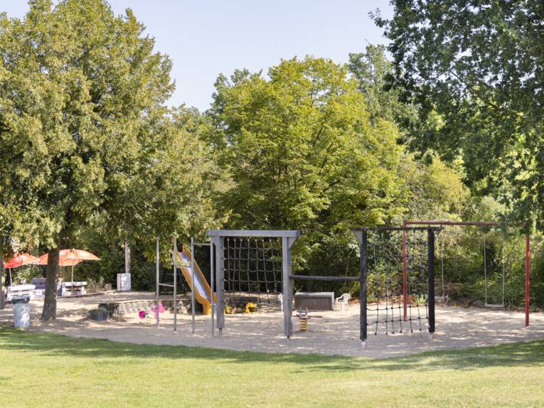 Großer Sandbereich mit Klettermöglichkeiten