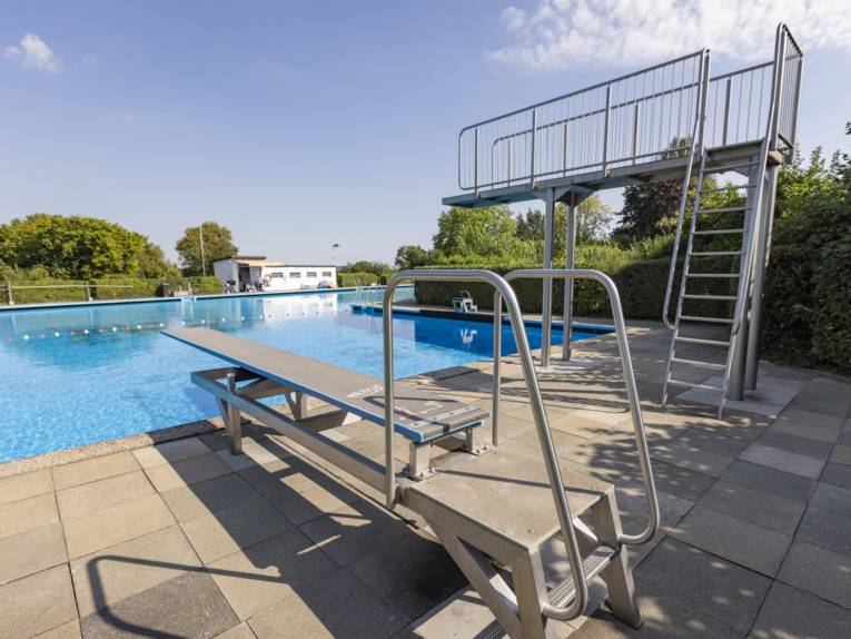 Schwimmbecken mit zwei Sprungmöglichkeiten