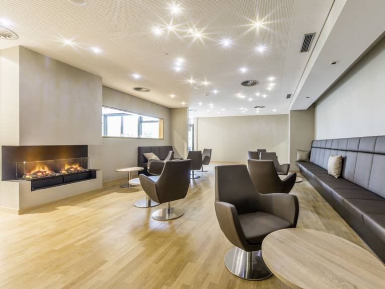 Kamin, Sessel, Tische und eine Bank