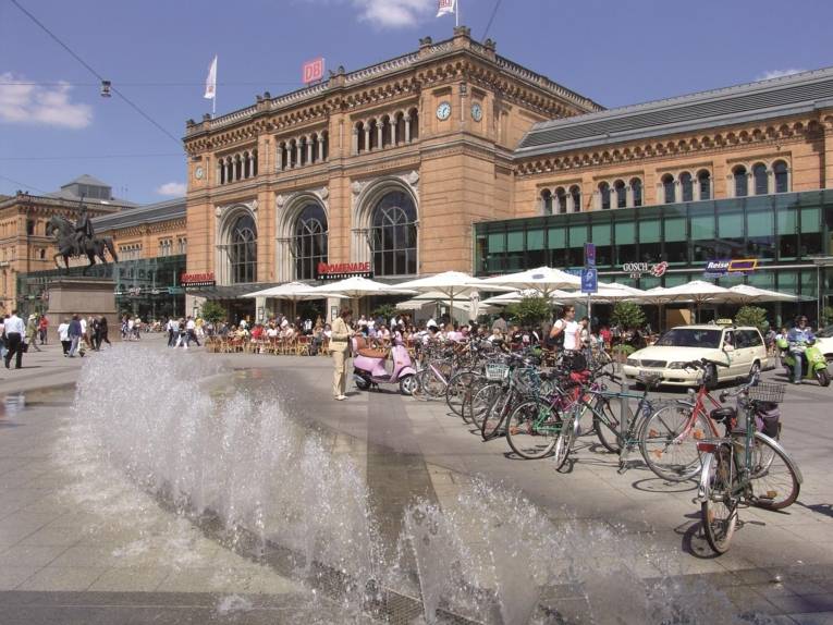Der Hauptbahnhof Hannover im Sonnenschein