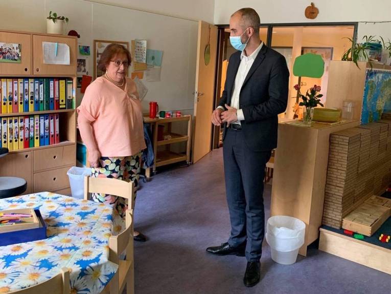 Eine Frau und ein Mann im Gespräch.