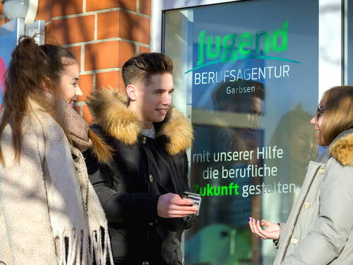 Drei Jugendliche stehen vor dem Eingang der Jugendberufsagentur (JBA) Garbsen. Drei Jugendliche stehen vor dem Eingang der Jugendberufsagentur (JBA) Garbsen.